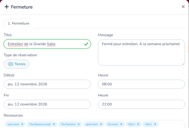 Fenêtre intitulée Fermeture, avec le titre Entretien de la Grande Salle, le type de réservation Tennis, un message d'entretien, le 12 novembre 2026 de 08:00 à 22:00, et les ressources sélectionnées