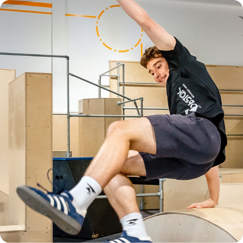 Edward a découvert le Parkour au DPK lorsqu’il était plus jeune et a poursuivi sa progression de manière autodidacte dans son village, animé par une vraie passion pour le Parkour. Depuis son arrivée chez Obstak au printemps, il s’entraîne avec constance et développe un style bien à lui.

Il a commencé comme assistant coach et, grâce à son talent et son dévouement, il est maintenant coach à part entière. Tu vas aimer sa présence, sa créativité et sa facilité naturelle avec les jeunes, qui l’apprécient énormément.
