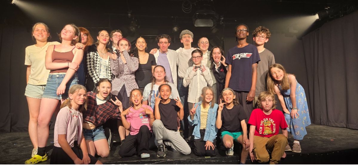 Les groupes Théâtre Création 11-13 ans/ Ados après leur dernière représentation en mai 2026