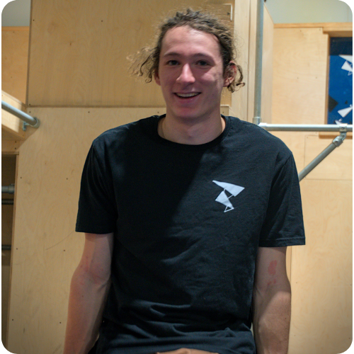 Athlète multidisciplinaire depuis son jeune âge, Léo est passé par une foule de sports avant d’atterrir en cirque, discipline qu’il a pratiquée pendant plus de 4 ans. Il s’est ensuite tourné vers le Parkour.

Passionné depuis toujours par la grimpe d’arbres et le saut de roches, il a découvert le Parkour au Gym X en 2015. Il s’est mis à pratiquer sérieusement en 2020 et a commencé à l’enseigner en 2023.

Coach dynamique et passionné, il ne se lasse jamais de voir ses élèves progresser et atteindre de nouveaux plateaux.