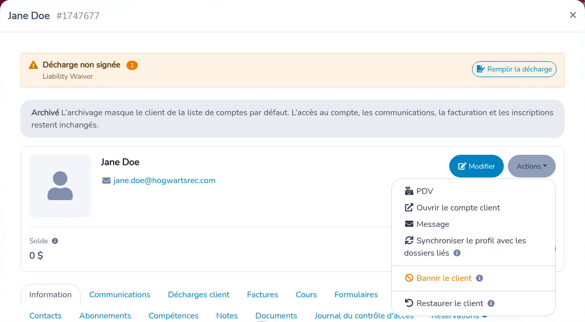 Fenêtre du compte d’un client archivé avec l’avis gris Archivé et le menu Actions affichant Restaurer le client