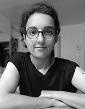 Parastou Haghi est une illustratrice jeunesse née en Iran, ayant grandi en France et vivant à Montréal. Formée en peinture à l’Université de Téhéran et à l’UQAM, elle crée depuis 2008 des images sensibles pour l’édition jeunesse.